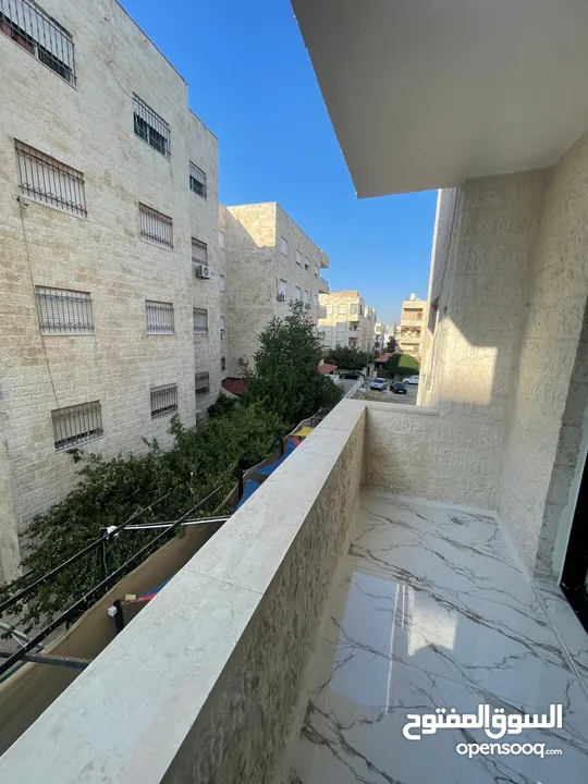 شقه فاخره للبيع بسعر حرق في الجندويل 200م طابق أول من المالك مباشره
