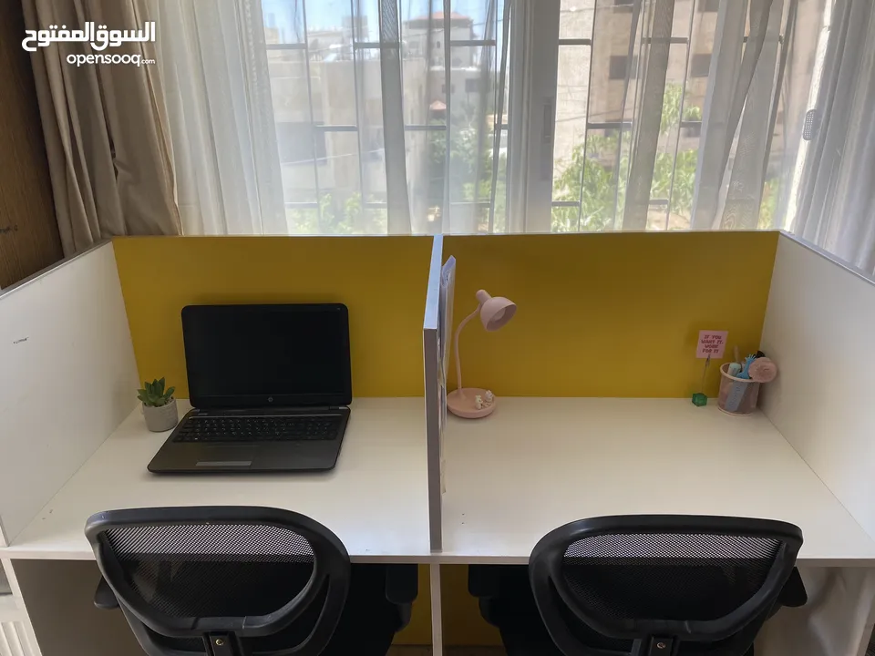 مكتب دراسة مزدوج بتصميم عملي وأنيق