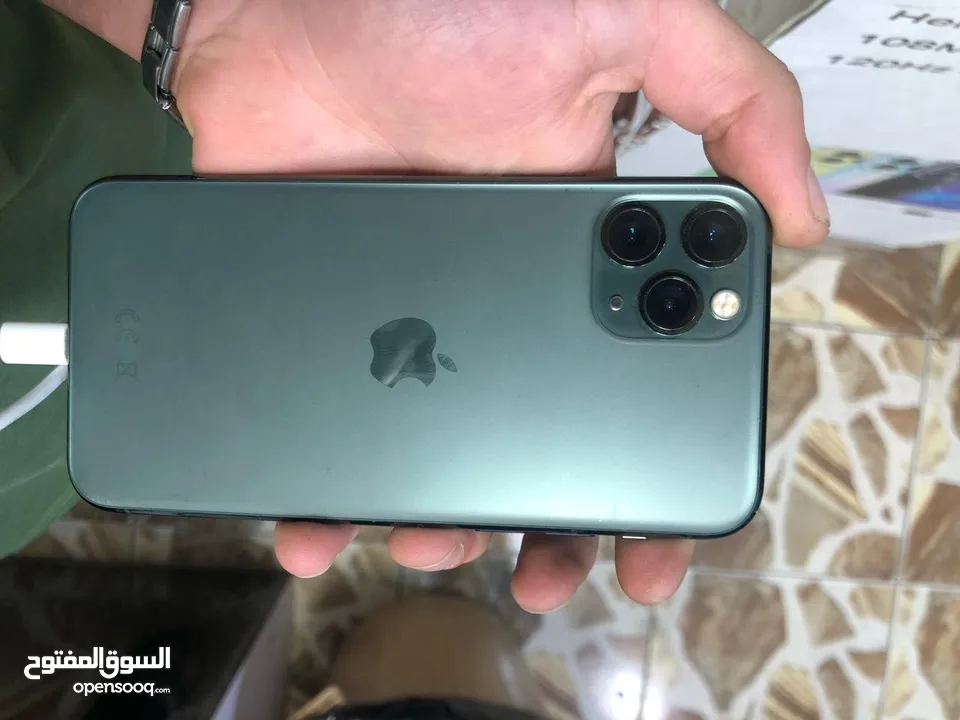 ايفون 11برو لون اسود مغير شاشة