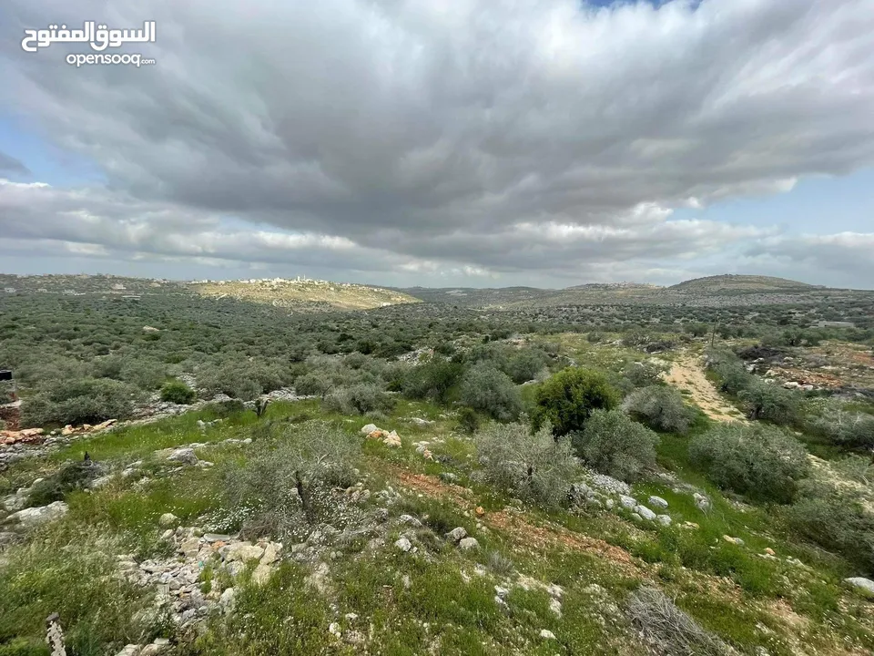 منزل قيد الإنشاء جاهز منه غرفة وحمام وبرندة على قطعة ارض 3250 متر فيه بئر ماء مخدوم ماء وكهرباء