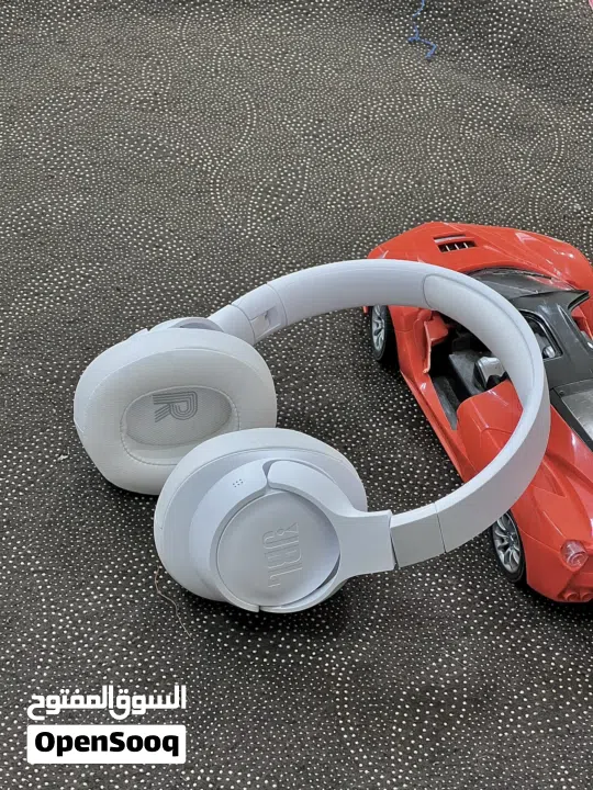 20+ Headphones available  Oh specs only (brand - Sony Boss Apple Beats JBL etc,.)