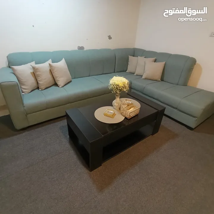 طقم كورنر + طاولة وسط + طاولة تلفزيون للبيع