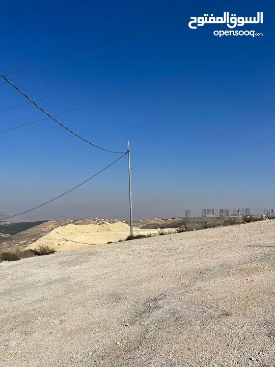 بسم الله الرحمن الرحيم  ارض للبيع في الكمشه بالقرب من شارع الاردن و مطعم قصر الجبل مميزه جدا