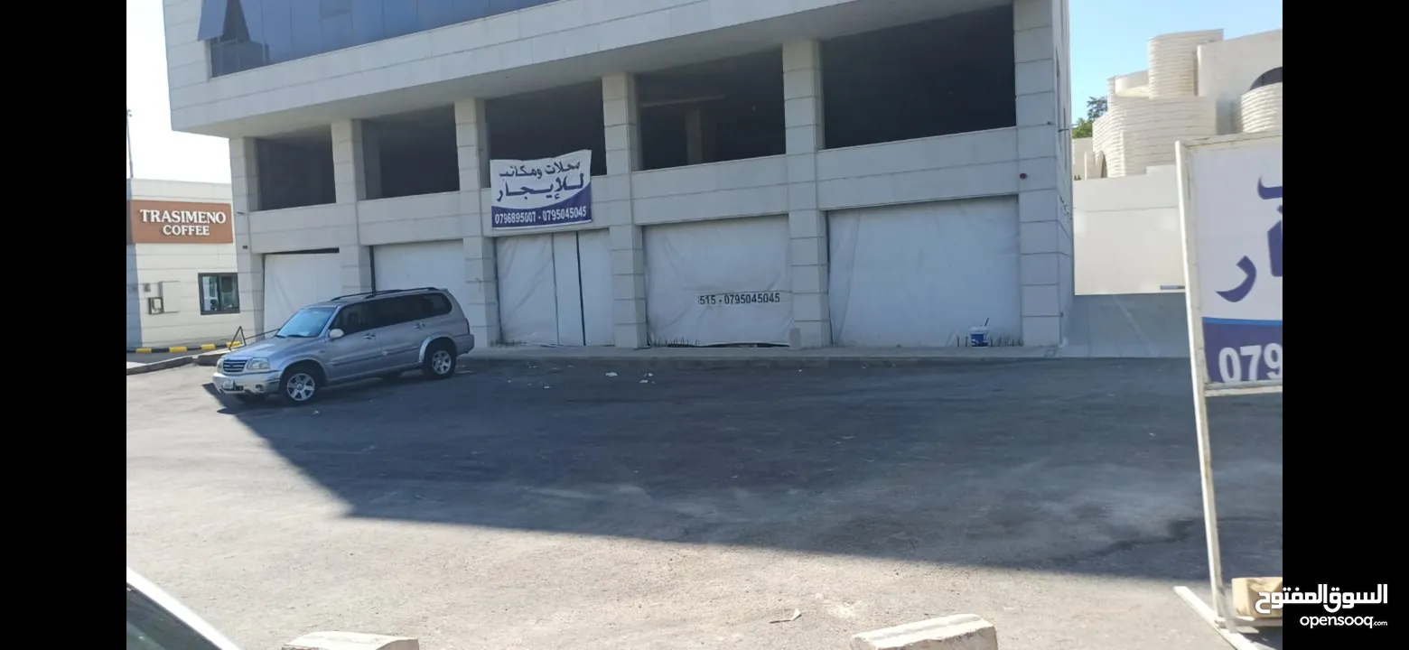 مبنى تجاري يحتوي على خمسة معارض /محلات تجارية وأربعون مكتبا بمساحات مختلفة.