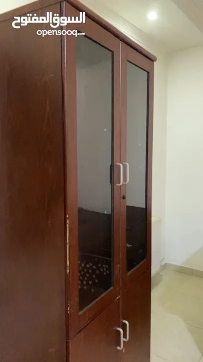 مكتب مع كرسي وخزانه شبه وكاله
