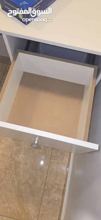 طاولة مكتب للبيع استخدام 3 اسابيع