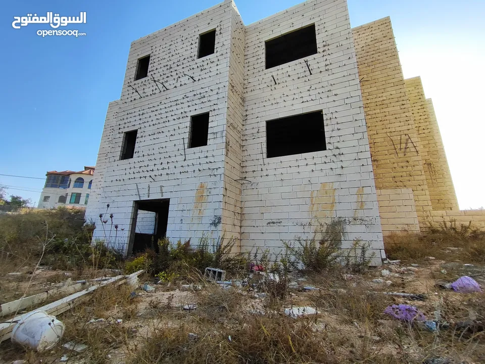 قطعه أرض عليها فيلا عظم للبيع في سطح مرحبا