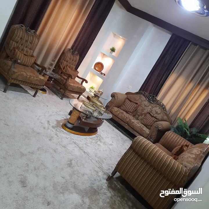 كنب بحال الجديد للبيع المستعجل بداعي السفر لون عسلي تفصيل وليس تجاري