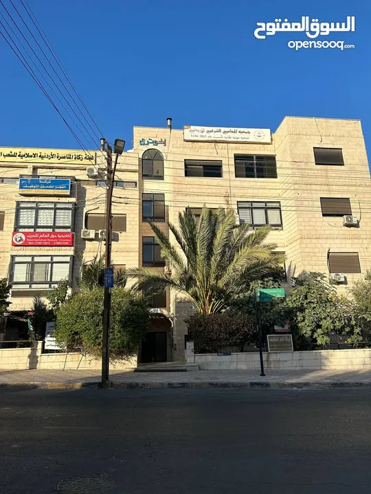 مكتب مساحة واسعة و فارغ للإيجار في جبل الحسين  بجانب وزارة الأوقاف