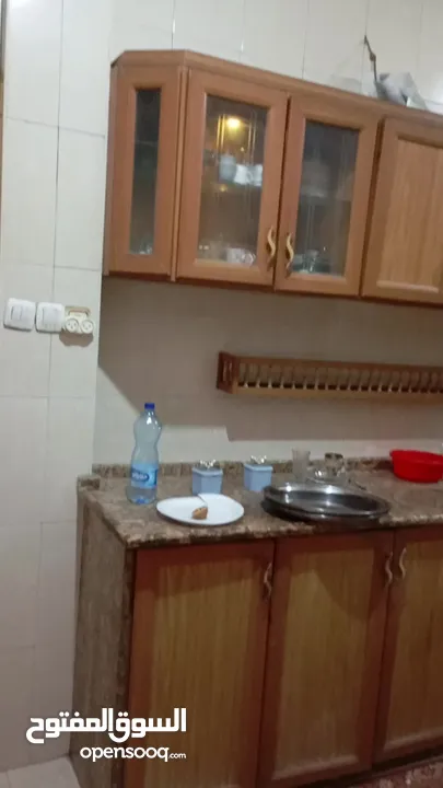 مطبخ المنيوم وخشب زان لون مميز خزائن زجاج ابواب للبيع
