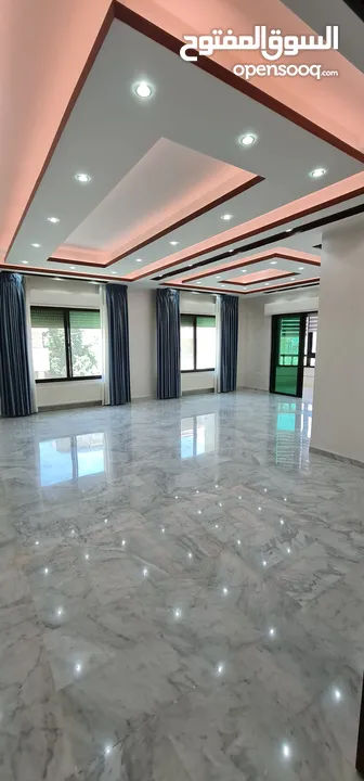 شقة للبيع في  الجاردنز  وقرب شارع المدينة المنورة 200م طابق اول علي شارعين بحالة جيدة جدا بسعر مغري