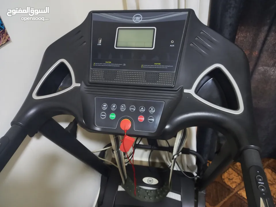 جهاز مشي رياضي مع رجاج و قياس نبض و USB الجهاز بحال الوكالة. .. لقطة