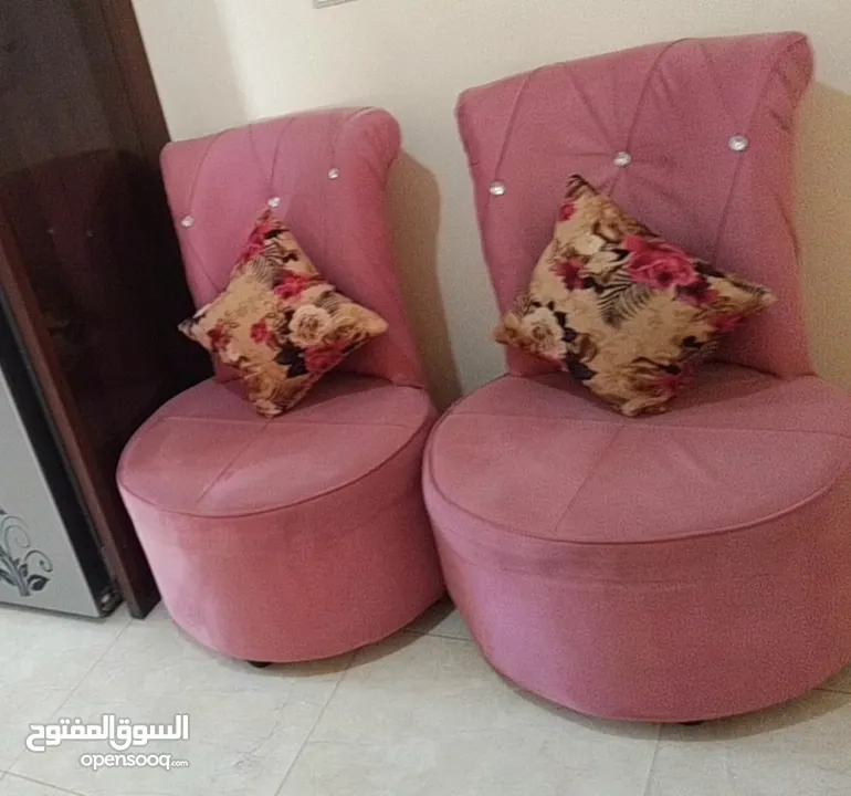 طقم كنب خشبو تفصيل وثقيل معو طاولتين وحدة كبيرة وصغيرة