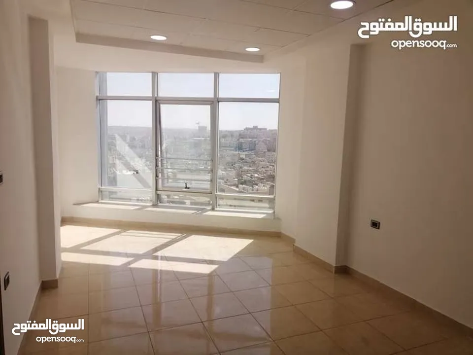 مكاتب وعيادات ومحلات تجارية  للايجار في موقع مميز في طبربور