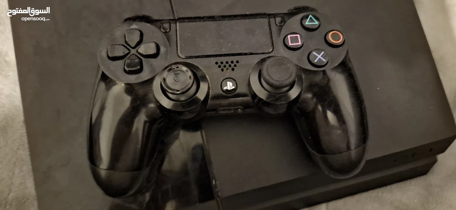 بلايستيشن 4 اول اصدار مع ايدين وحده خربانه ووحده لا الحمرا خربانة و السودا لا البلايستيشن بدها تنضيف