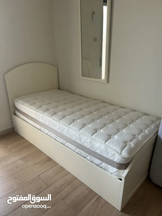 Single bed with medical mattress -سرير مع فرشة طبية نوع فاخر مفرد (الفرشة غير مستعملة)