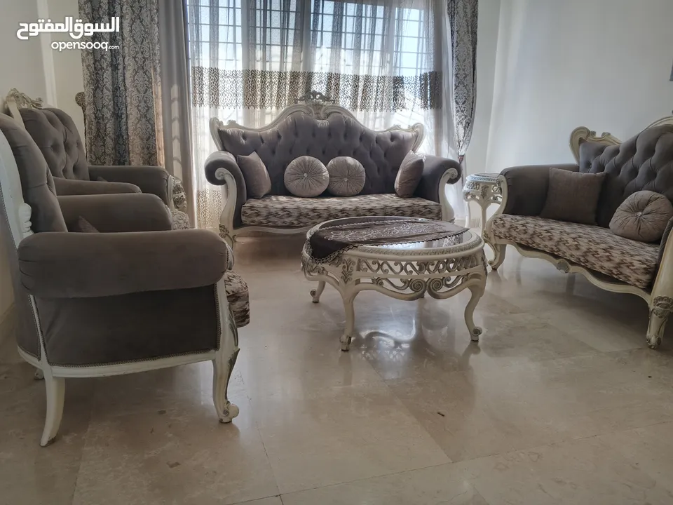 طقم كنب نيو كلاسيك وكاله مع طقم طاولات 3 قطع
