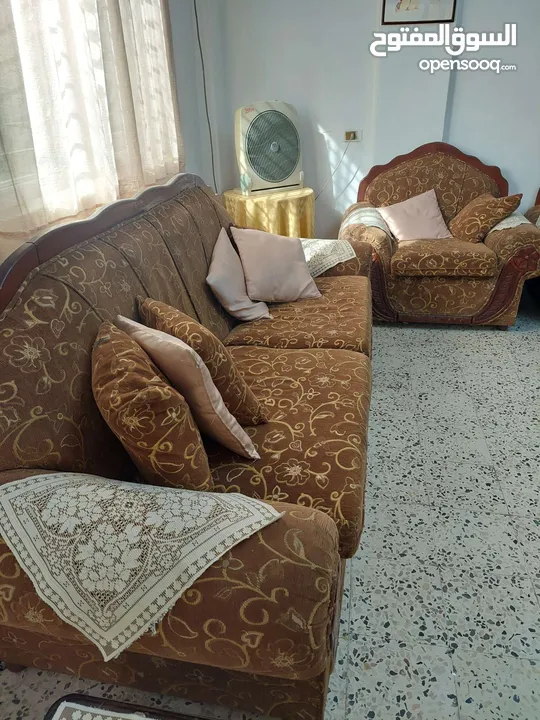 طقم سفرة  10 كراسي + طقم جلوس 7 مقاعد بحالة جيدة جدا + سجاد + طاولات جانبية