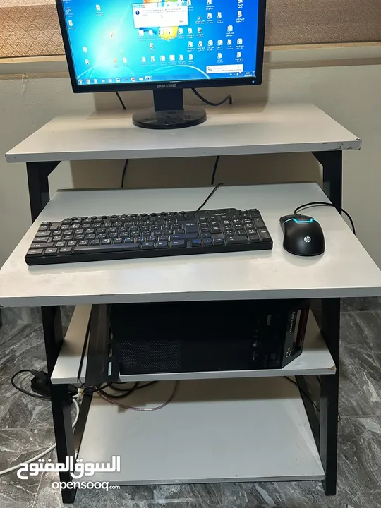 طاولة كومبيوتر