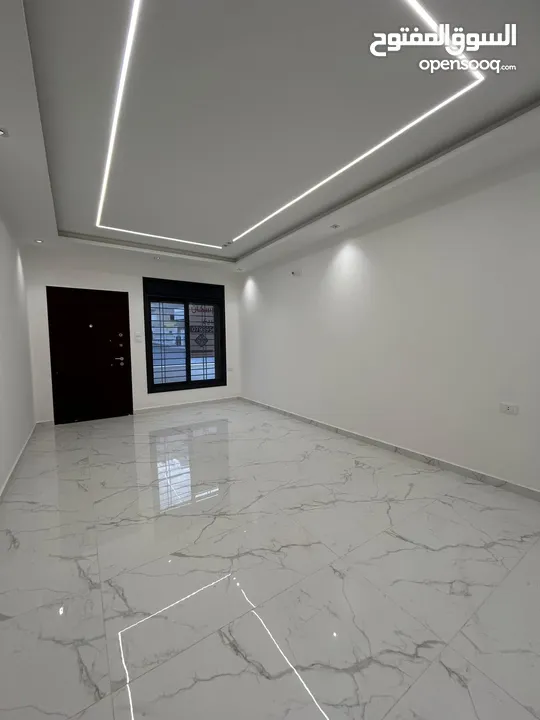 شقة طابق ارضي مع ترس وكراج سوبر ديلوكس باجمل مناطق شفا بدران