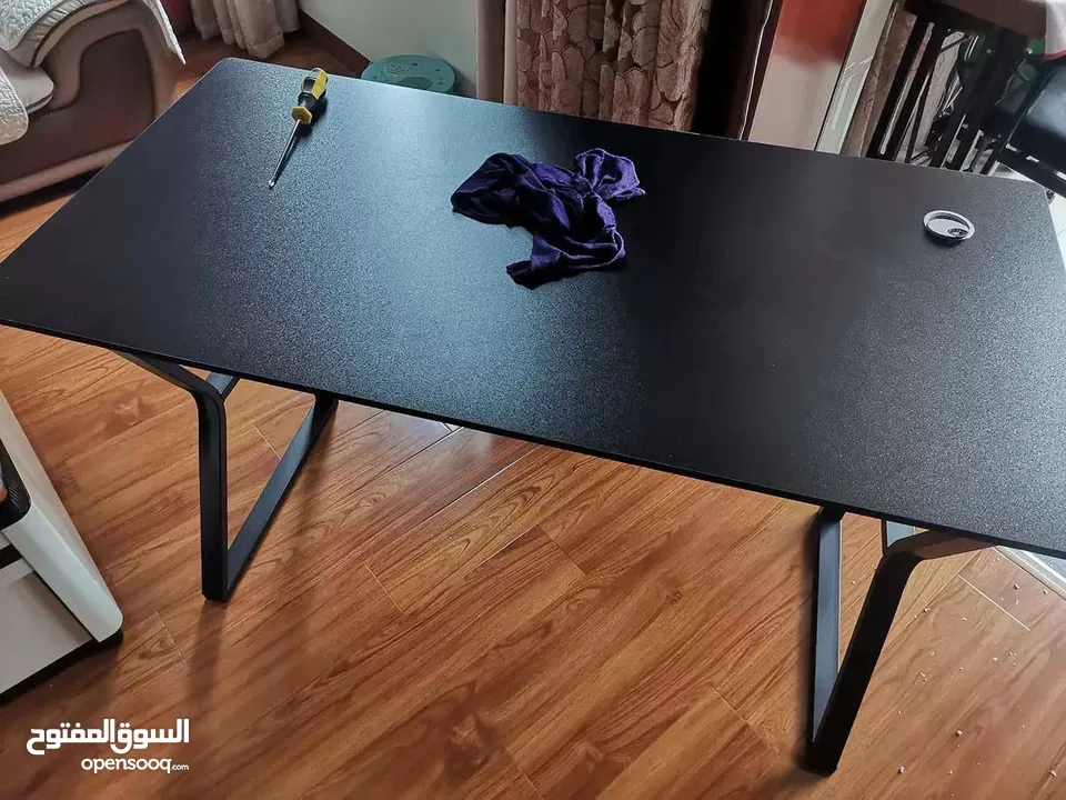 للبيع طاولة جيمنج جديده بالكرتونه بسعرر التصفيه .. الكميه محدوده جدااا