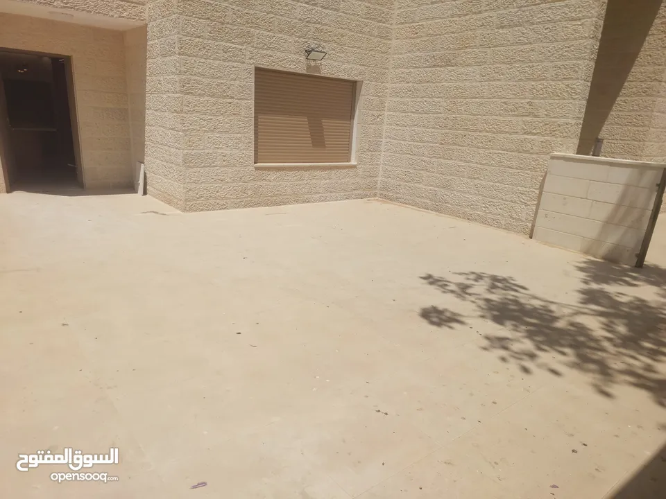 للايجار شقه ارضيه مدخل مستقل مع ساحه 200 متر