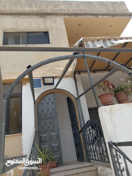 منزل كامل للبيع في جرش منطقة الجبارات مطل على شارعين قريب من مطعم وسوبر ماركت الوادي الأخضر