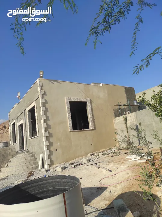 بيت مسطح 120 متر نطام امريكي تأسيس شاليه مع ترس جانبي مطل مساحه 40 متر مع حديقه وبئر ماء 12 وغيرها