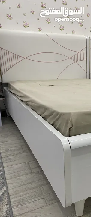 سرير مفرد ونص
