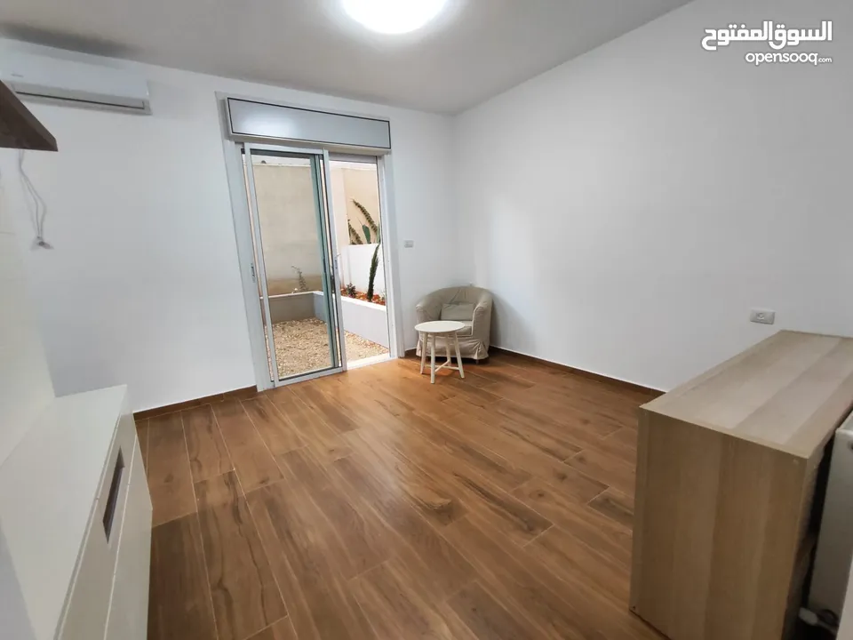 شقة جديدة مفروشة مع حديقة للإيجار – عين منجد  شارع إسكان المهندسين
