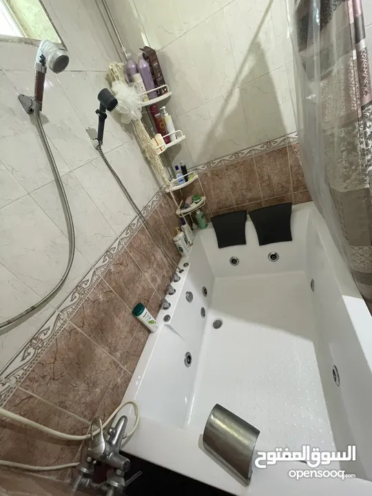 جاكوزي للبيع 230 قابل للتفاوض مستعمل بسيط