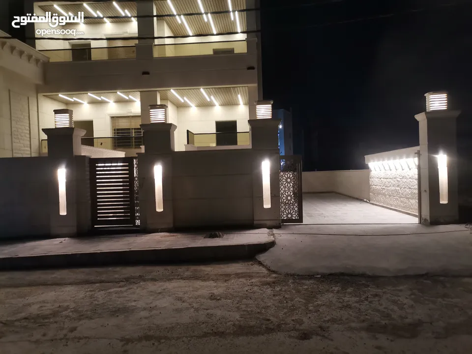 شقة ثاني فني  170م للبيع على شارع البترا شرق اربد مول قراند مقابل بيت البن البرازيلي