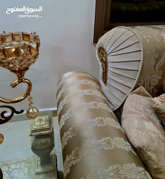 Sofa set ITALYطقم كنب ايطالي فاخر  نخب4 قطع 7   مقاعد و 4 قطع.  1 كبير + 3 طاولات ممتازة من الكويت