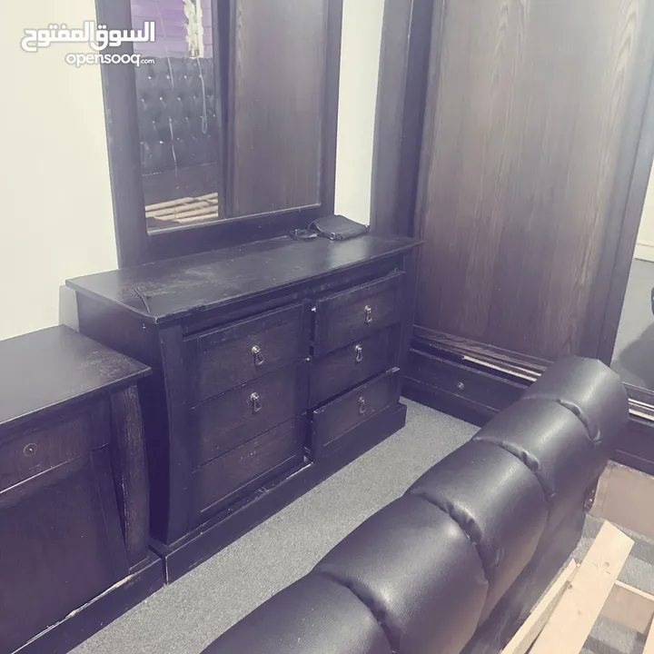 غرفة نوم وطاولة سفرة