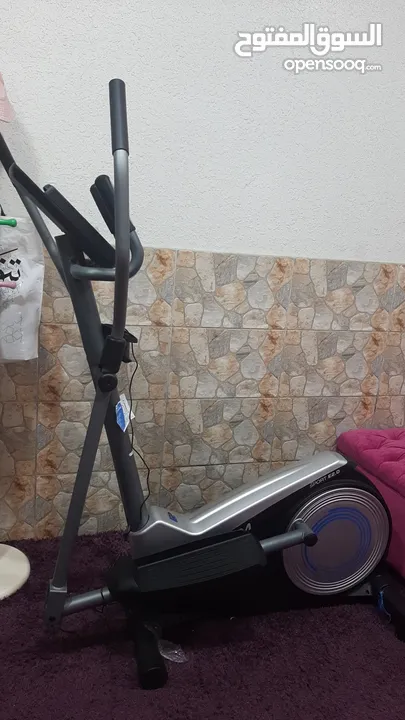 جهاز كروس لم يستخدم بالاضافه الى دامبلز  عدد2