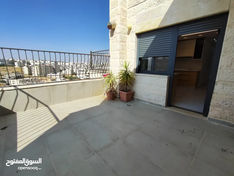 شقة حديثة مع ترس غير مفروشة للايجار بين الماصيون ورافات