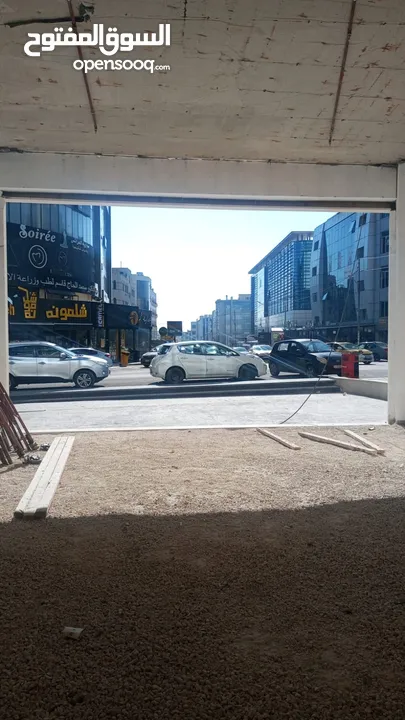 معارض ومكاتب تجاريه للايجار في موقع مميز جداً