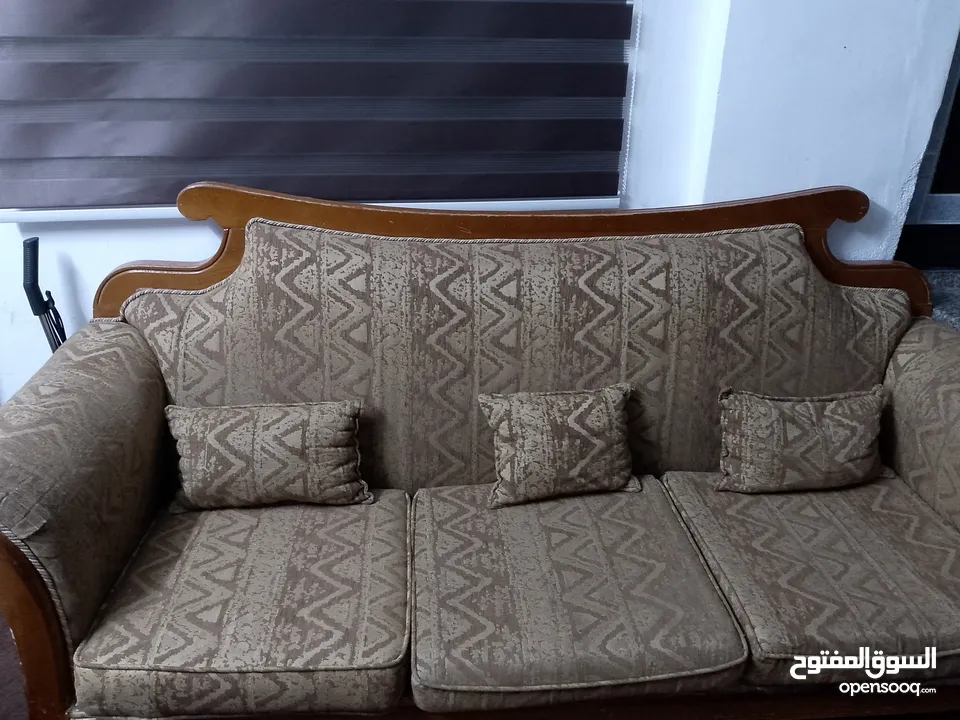 كنب محل الوكاله خشب جيد جدا للبيع سبب مقاس مصاري