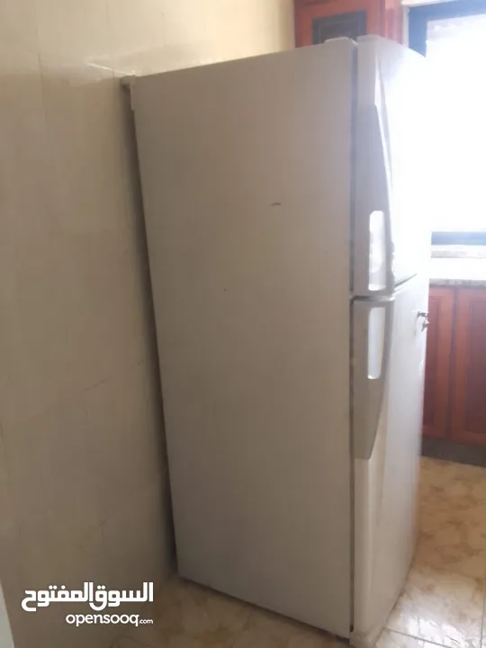 ثلاجه نوعيتها شارب 24 قدم في حاله جيده فيها نظام موفر للطاقه