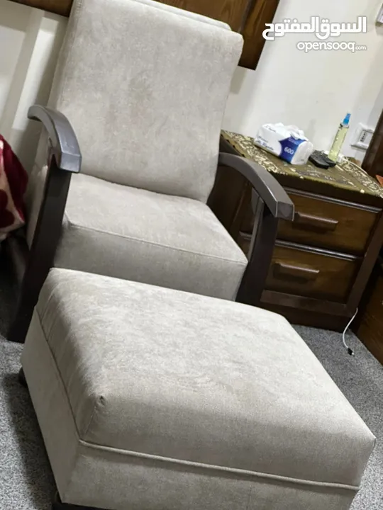 كرسي جلوس مع بفه شبه الوكالة