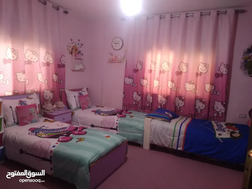 غرفة نوم اطفال كاملة متكامله مع فرشات وبرادي وموكيت للبيع
