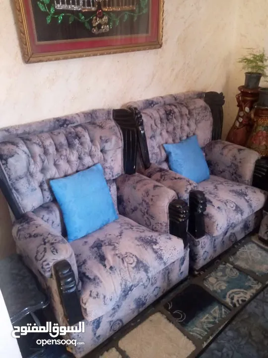 كنب للبيع مع طاولاته