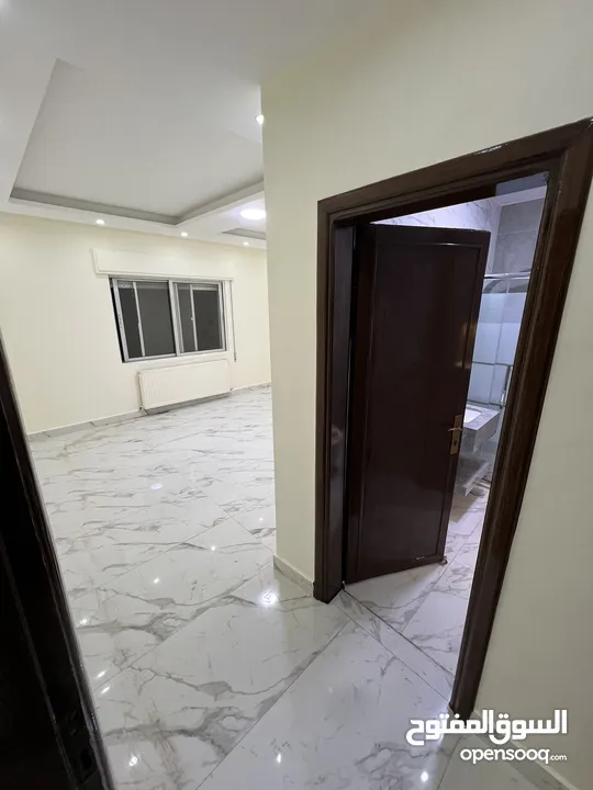 شقة طابق اول 4 نوم مجدده بلكامل خلف مطعم ورد بأقل سعر بلمنقطه