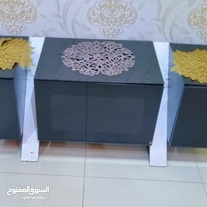 شاشه فلبس مع الحامل وشاشه 50 بوصه مع الطاوله تبعها بحاله ممتازه عاديه
