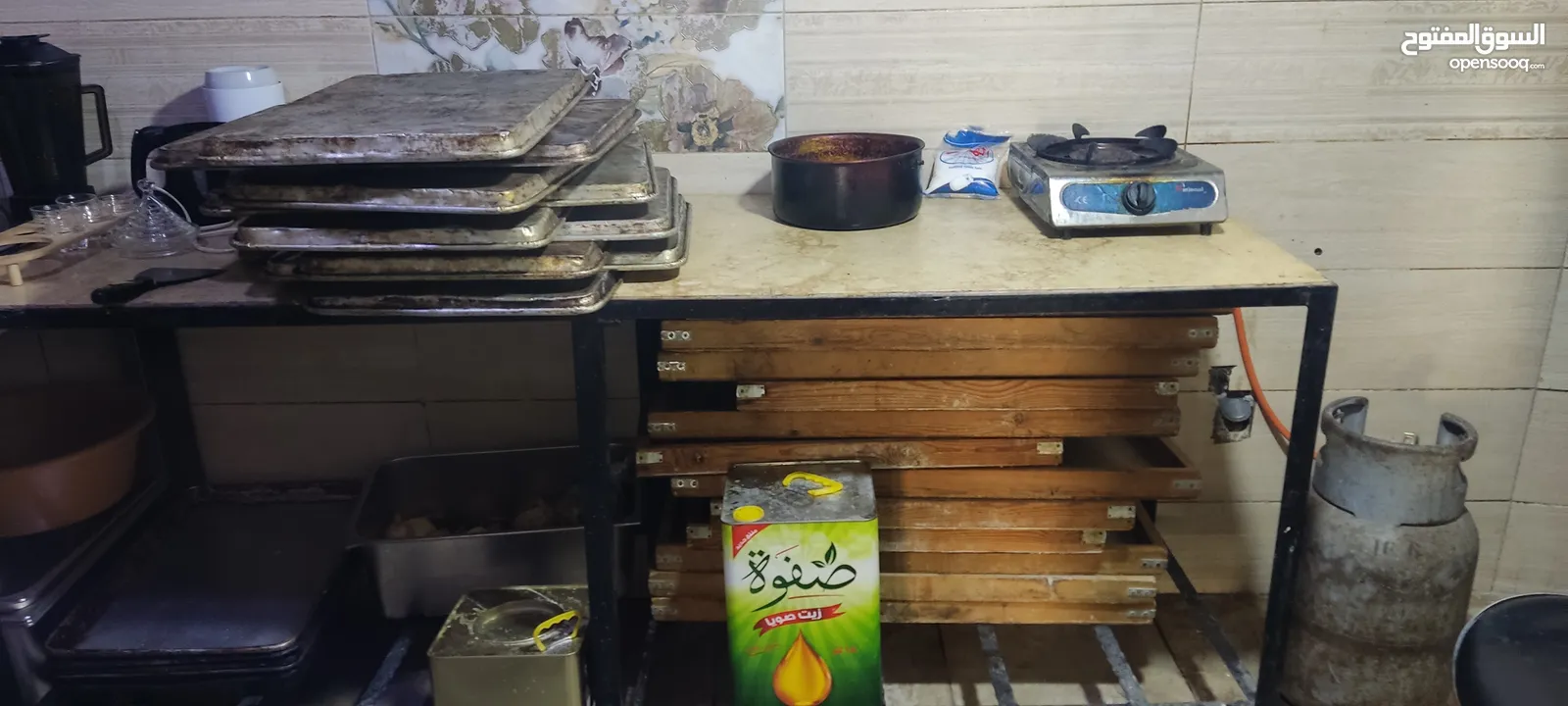 مطعم بيتزا ومعجنات للبيع في وسط البلد السلط مجهز بالكامل لاينقص شيئ