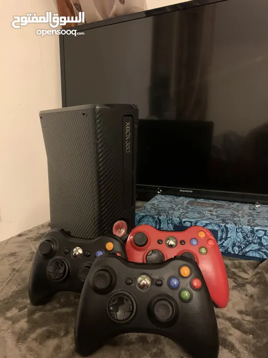 X Box360slim 500 جيجا 3 ايادي تحكم واحده بحاجه الى  كبسه LB TB مع سلك لشحن الايادي  والمحول