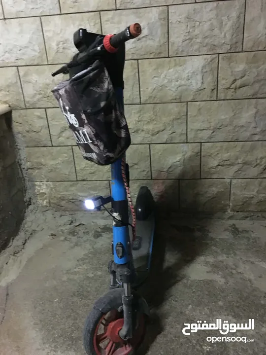 سكوتر كهربائي 42 فولت بطاريه جديده بحاله ممتازه ويوجد به غمازات