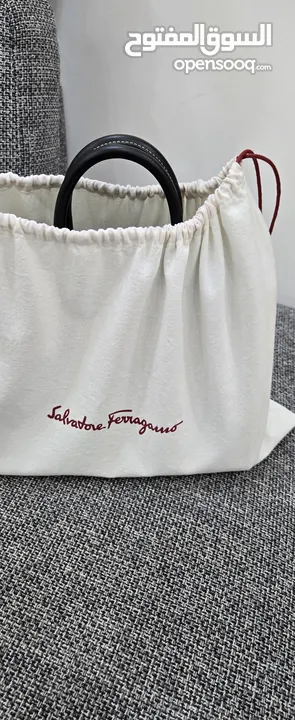 شنطة جلد طبيعي ( salvatore ferragamo calfskin thestudiocagebagsella) صناعة ايطالية