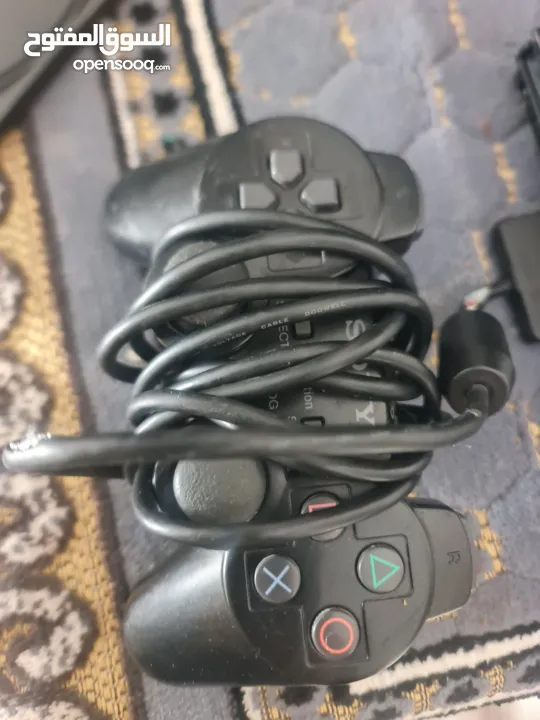بلايستيشن 2 للبيع نظيفه جدا بس في جرح خفيف ومعها سيدي اصلي مستحيل تلاقي بسوق