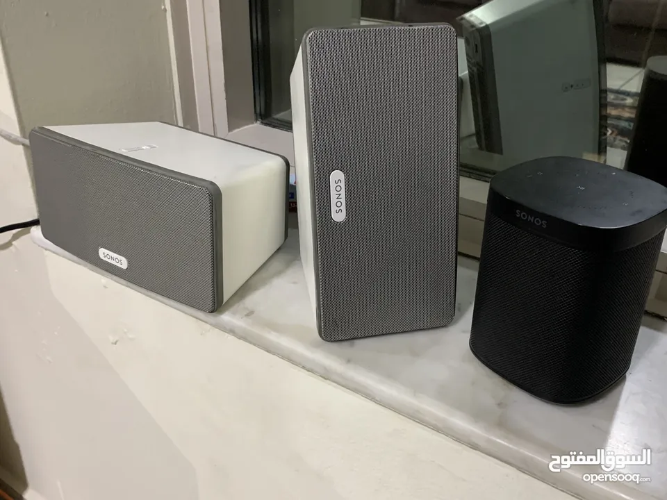 3 Sonos speaker (2 play 3 and 1 sonos one)